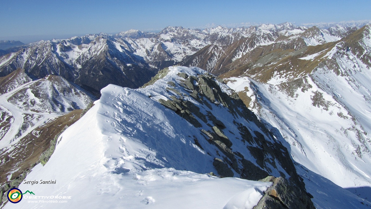 30 Uno dei pochi pezzi di cresta ancora innevata.JPG